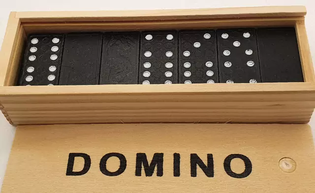 Domino dailioje medinėje dėžutėje